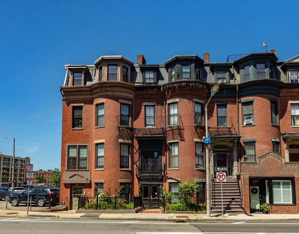 Exterior, Facade, Brick Facade, Rowhouse