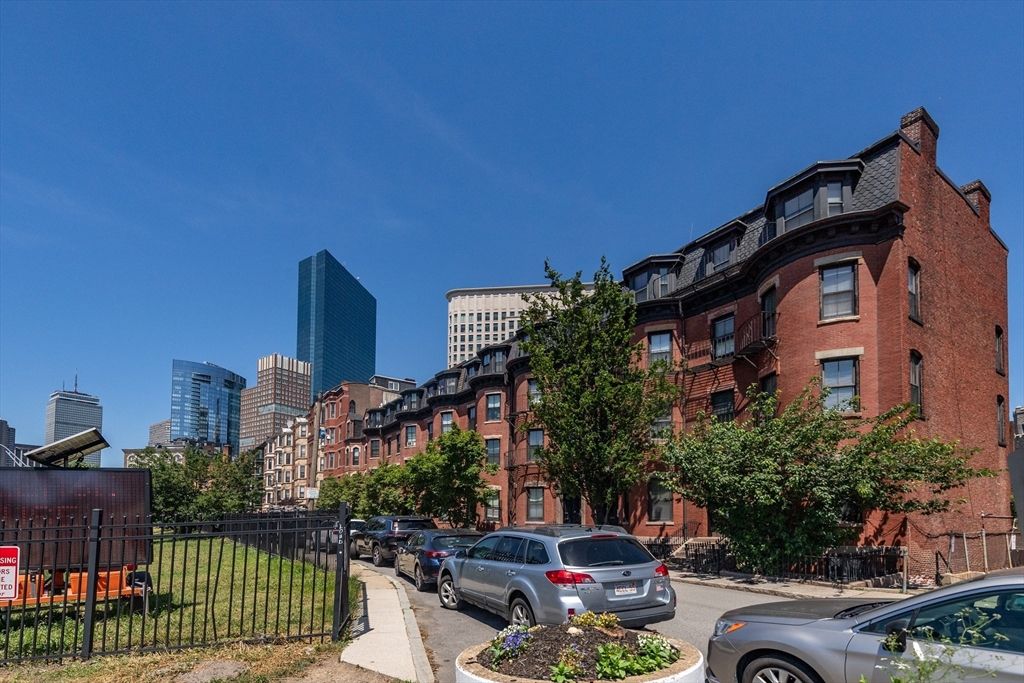 Exterior, Facade, Brick Facade, Rowhouse