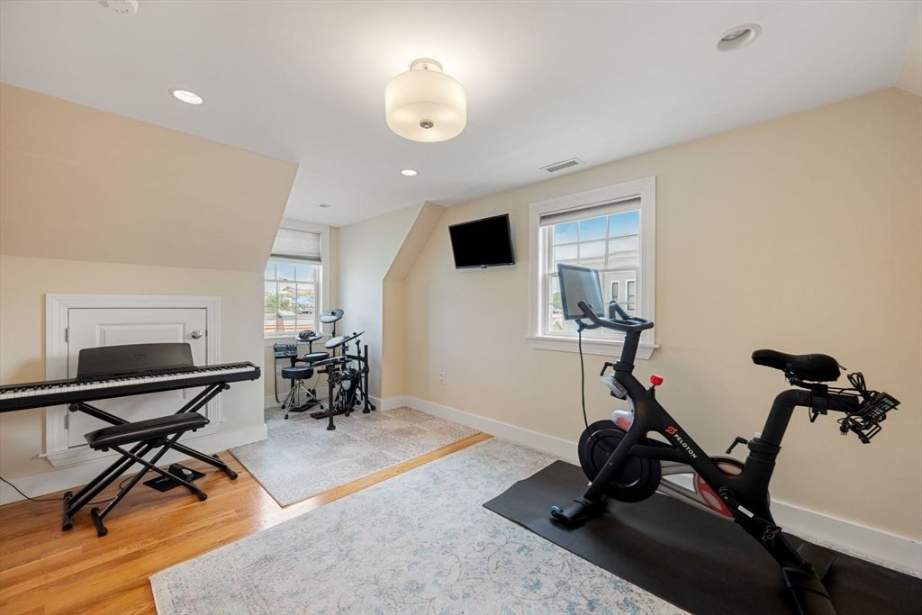 Fitness Equipment, Interior, Recessed Lighting, Wood Texture Flooring