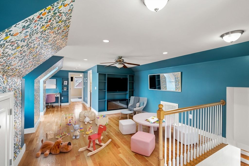 Interior, Recessed Lighting, Wood Texture Flooring