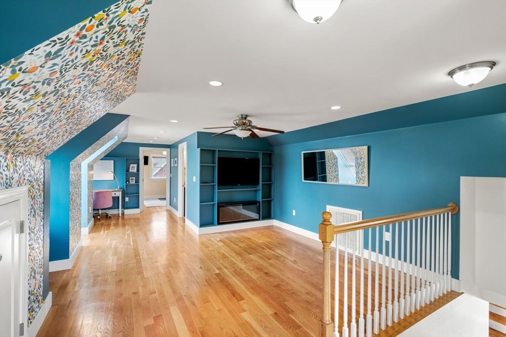 Interior, Recessed Lighting, Wood Texture Flooring