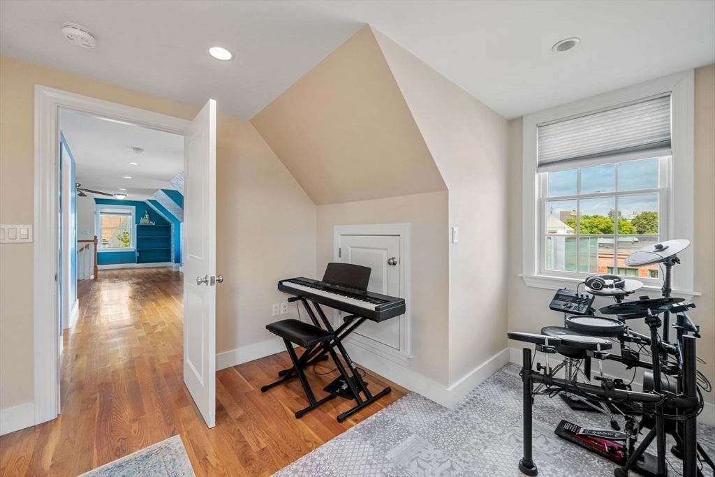 Interior, Piano, Recessed Lighting, Wood Texture Flooring