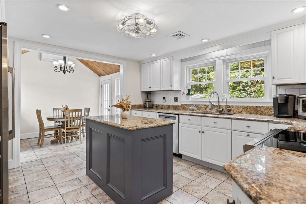 Chandelier, Dining room, Interior, Kitchen, Recessed Lighting, Wooden Ceilings