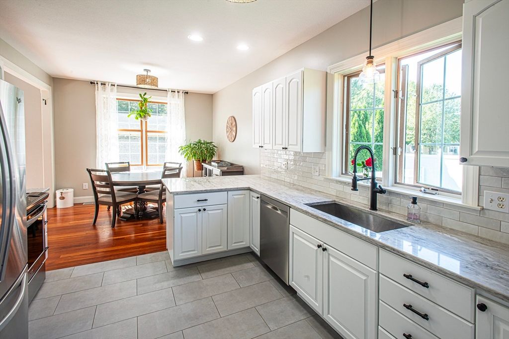 Dining room, Interior, Kitchen, Pendant Lights, Recessed Lighting, Wood Texture Flooring