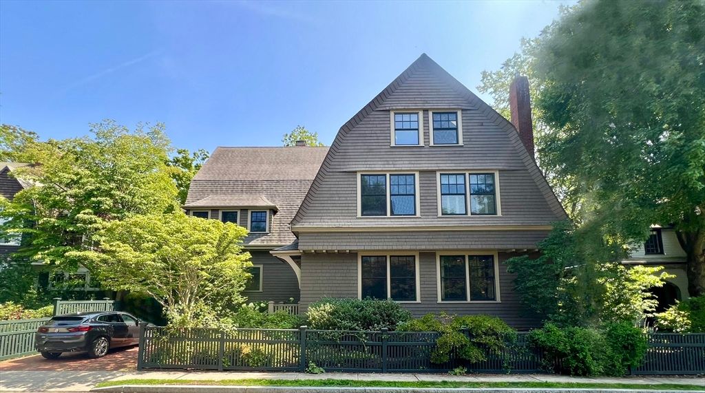 Exterior, Facade, Queen Anne Victorian