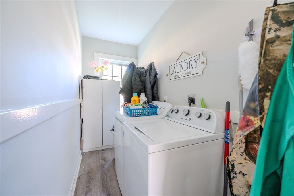 Interior, Washer, Wood Texture Flooring
