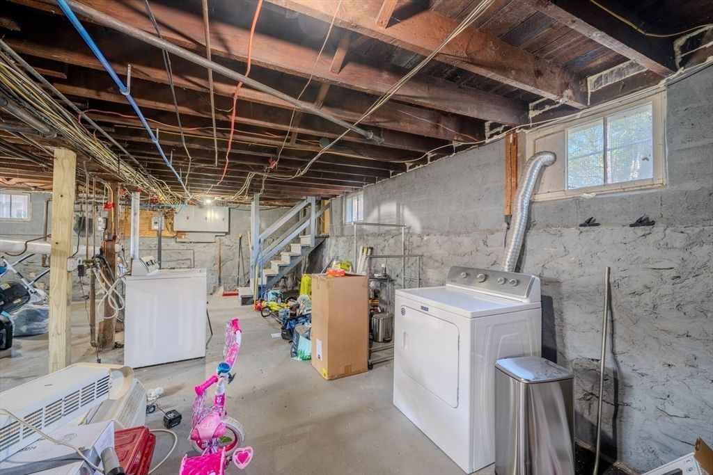 Interior, Washer, Wooden Beams