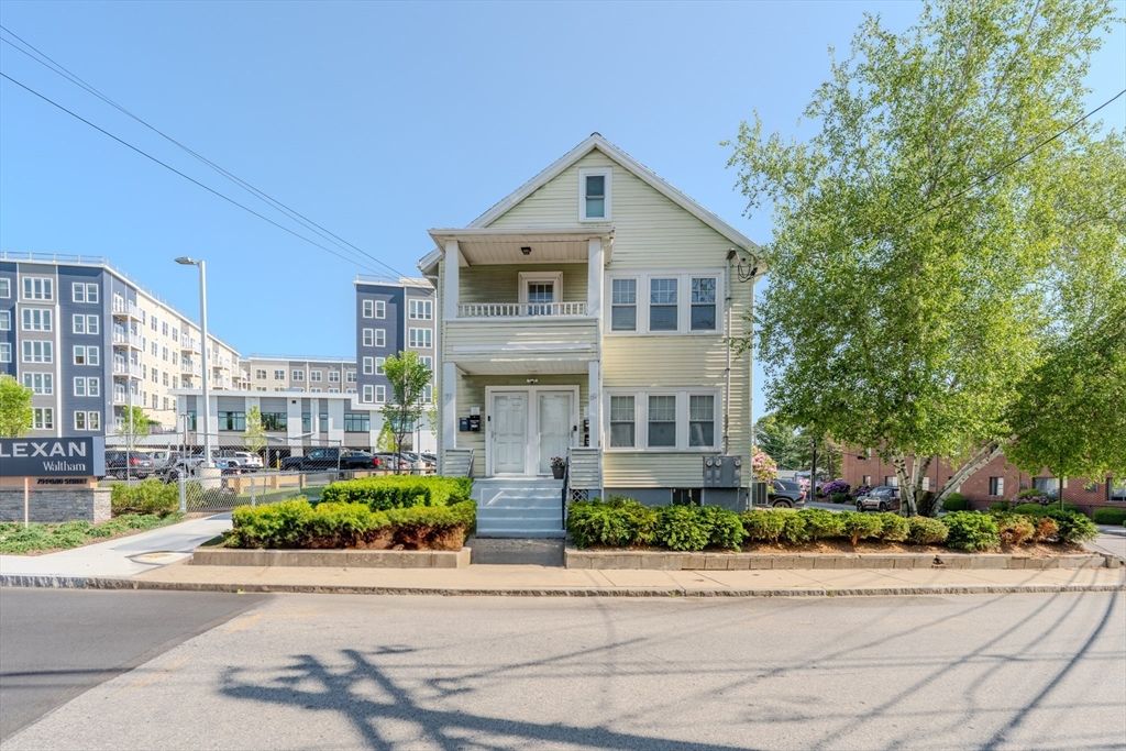 Exterior, Facade, Queen Anne Victorian