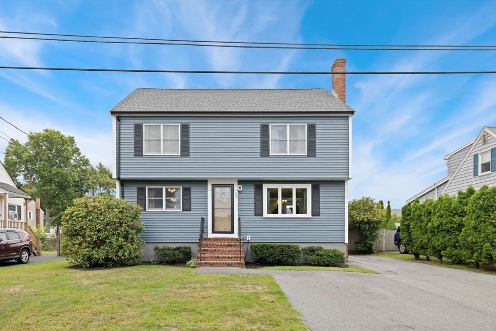 Exterior, Facade, Raised Ranch