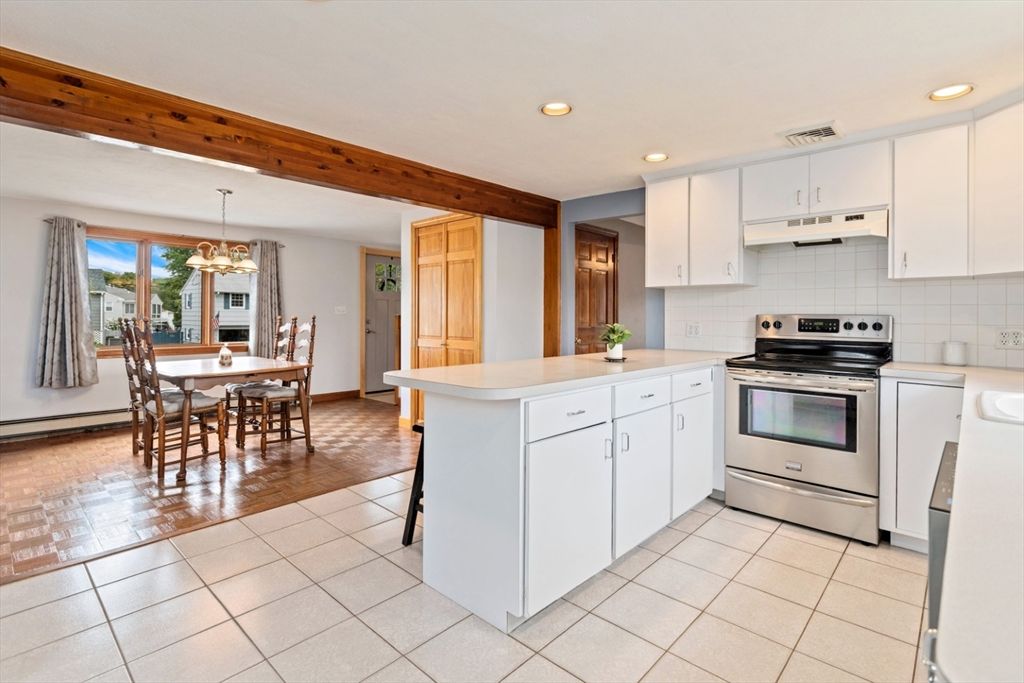 Dining room, Interior, Kitchen, Pendant Lights, Recessed Lighting, Stainless Steel Appliances