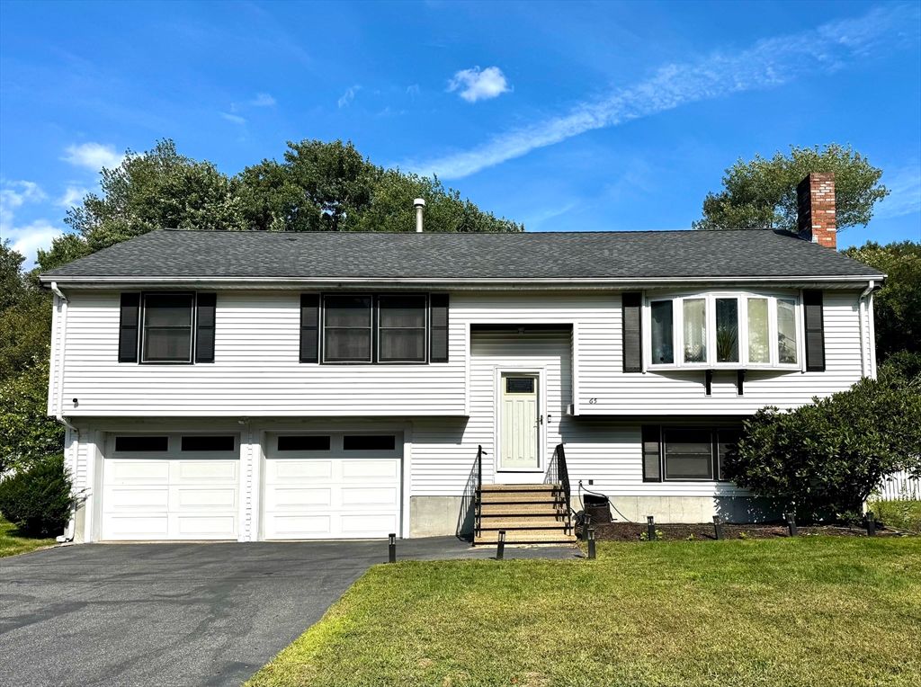 Attached, Exterior, Facade, Raised Ranch