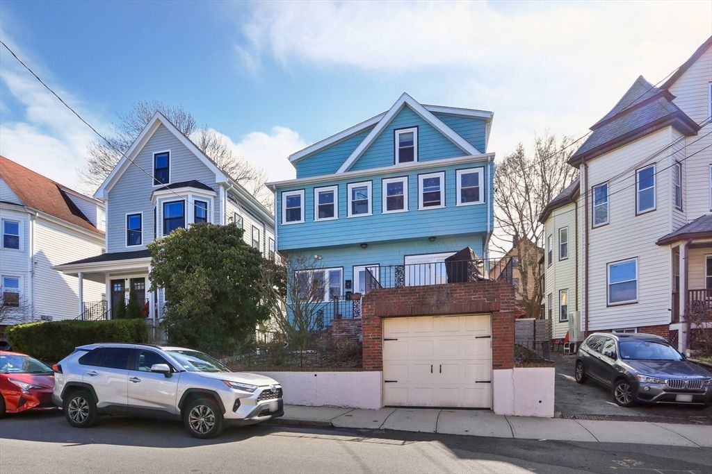 Attached, Exterior, Facade, Brick Facade, Queen Anne Victorian