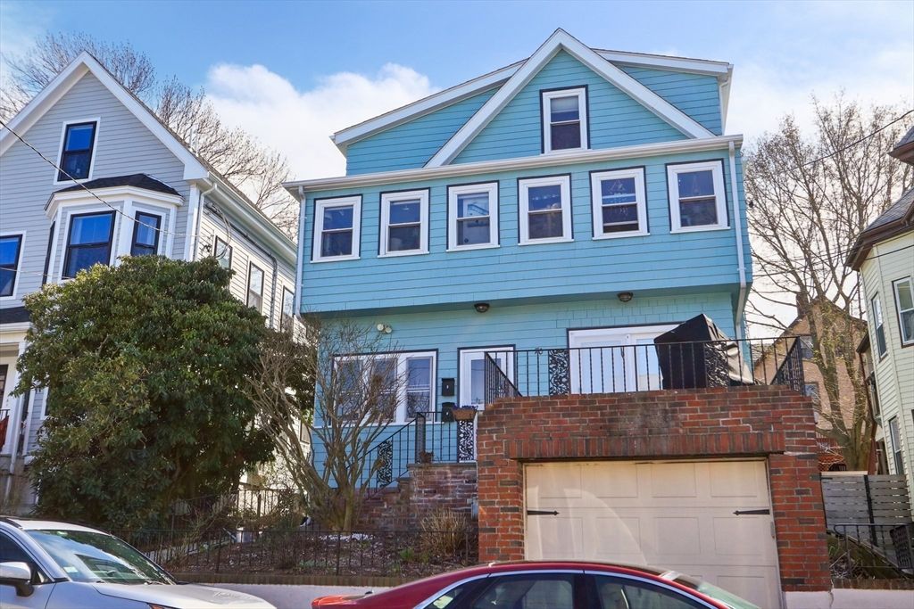 Attached, Exterior, Facade, Brick Facade, Queen Anne Victorian
