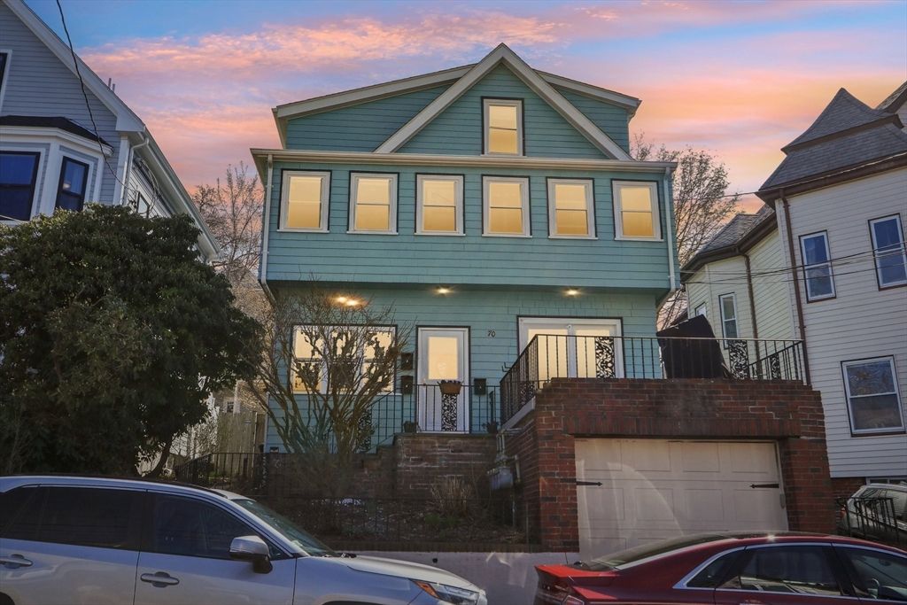 Attached, Exterior, Facade, Brick Facade, Queen Anne Victorian