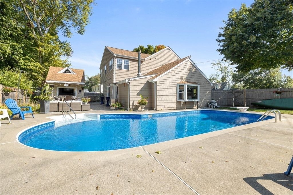 Exterior, Pool