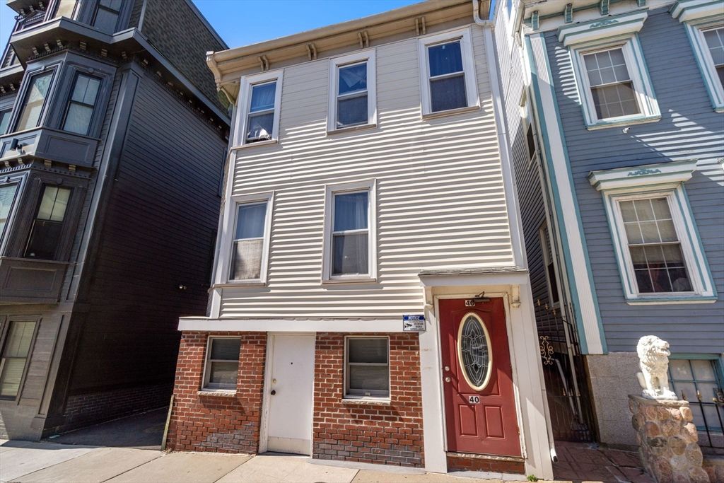 Exterior, Facade, Brick Facade, Rowhouse