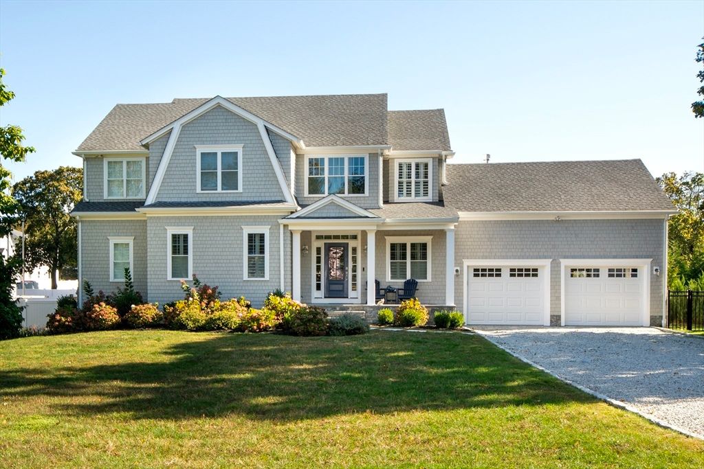 Attached, Exterior, Facade, Farmhouse