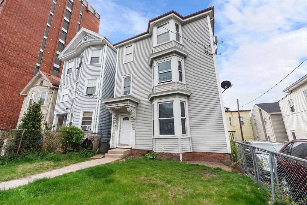 Exterior, Facade, Rowhouse