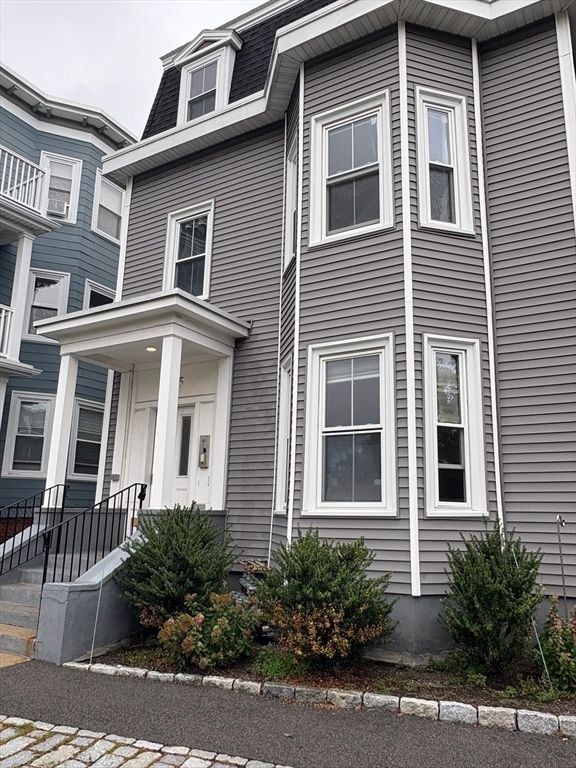 Exterior, Facade, Rowhouse