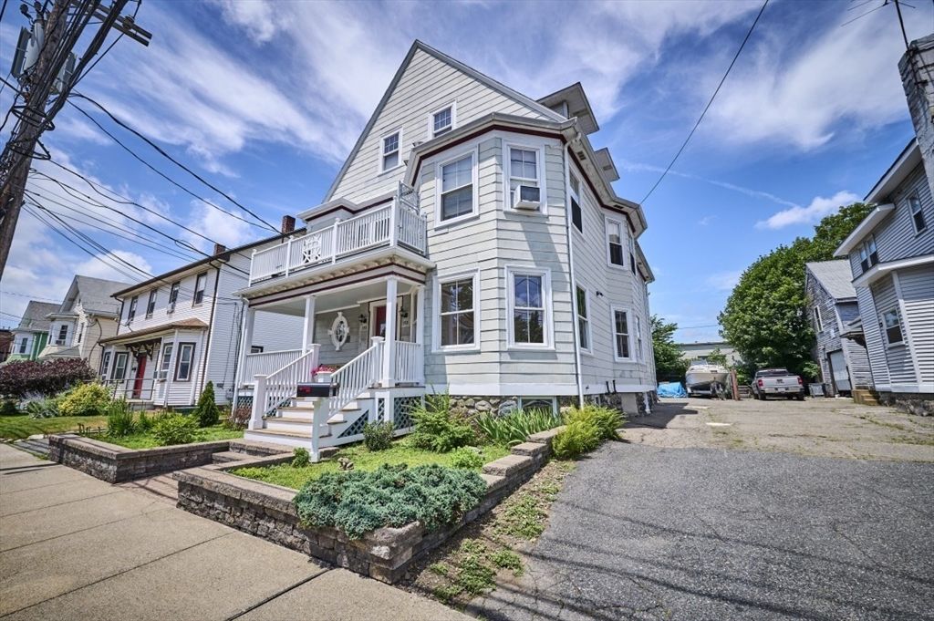 Exterior, Facade, Queen Anne Victorian