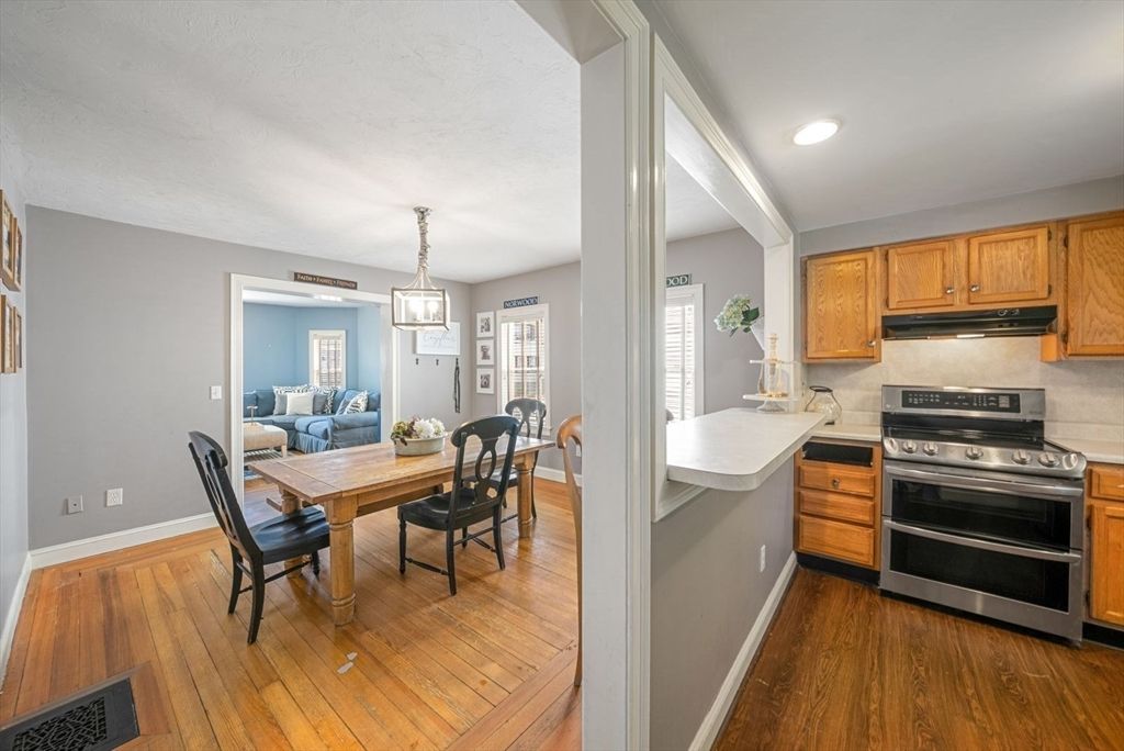 Dining room, Interior, Kitchen, Pendant Lights, Recessed Lighting, Stainless Steel Appliances, Wood Texture Flooring
