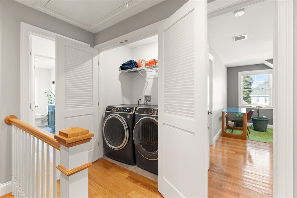 Interior, Utility Closets, Washer, Wood Texture Flooring