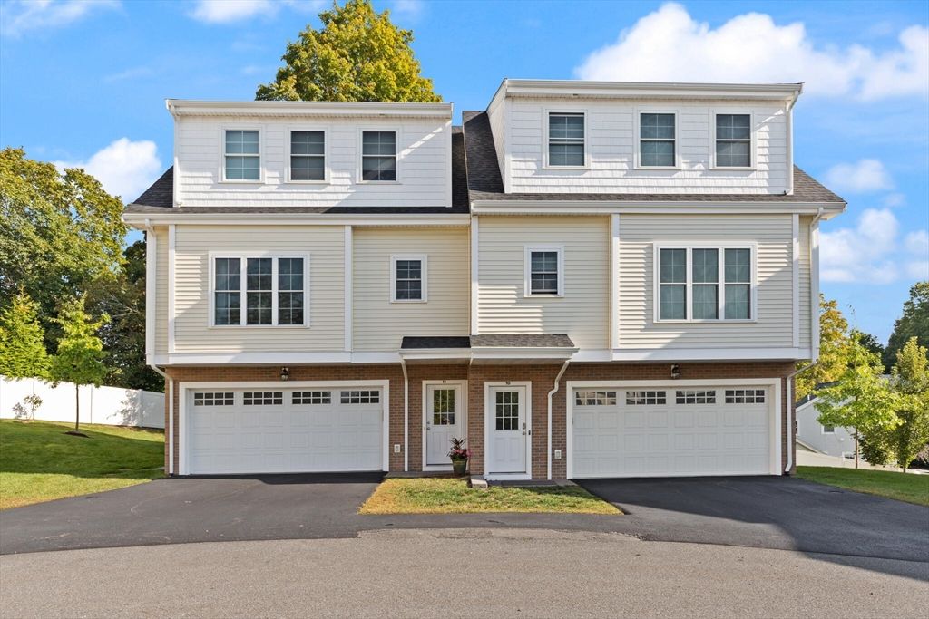 Attached, Exterior, Facade, Rowhouse