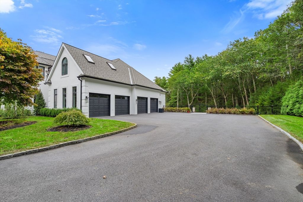 Attached, Exterior, Facade, Cape Cod