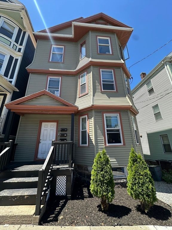 Attached, Exterior, Facade, Queen Anne Victorian