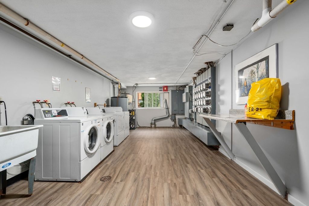 Interior, Recessed Lighting, Washer, Wood Texture Flooring