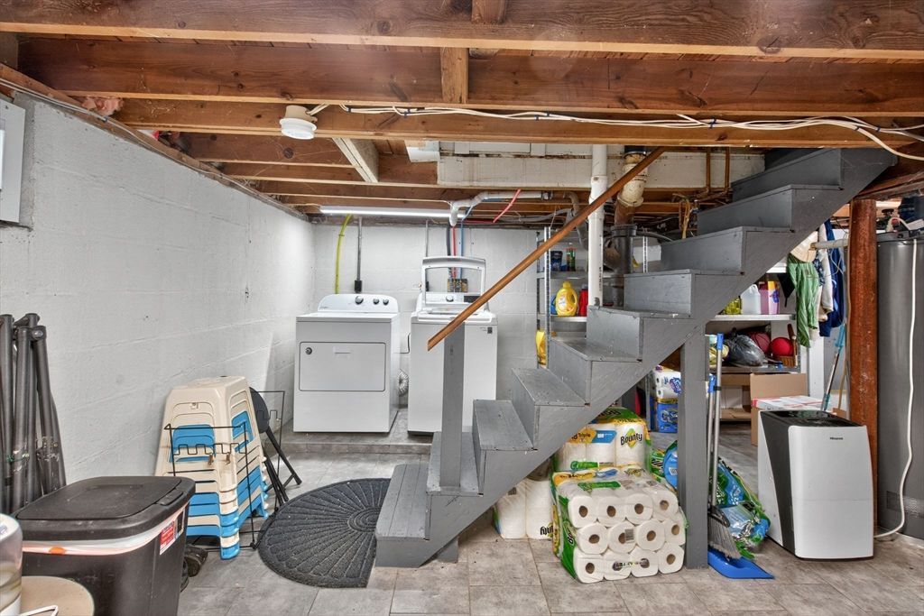Interior, Washer, Wooden Beams