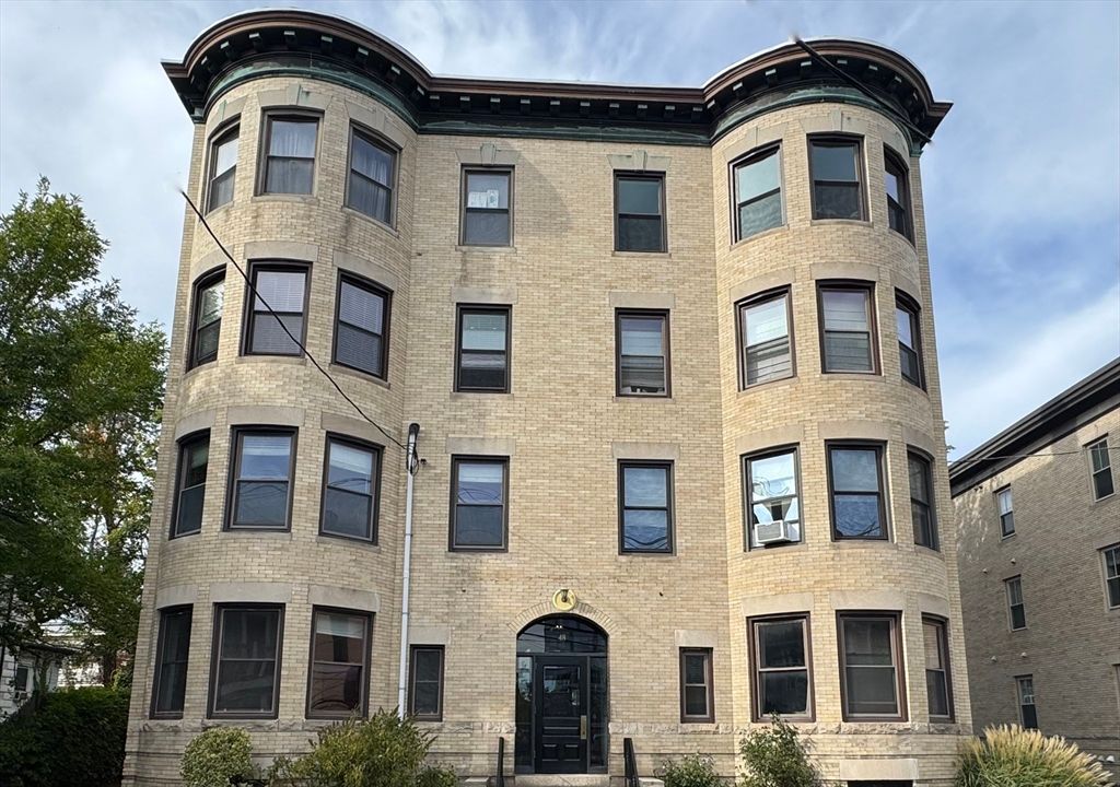 Exterior, Facade, Brick Facade, Rowhouse