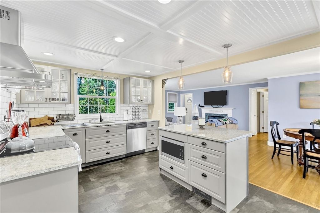 Dining room, Interior, Kitchen, Pendant Lights, Recessed Lighting, Stainless Steel Appliances, Wood Texture Flooring