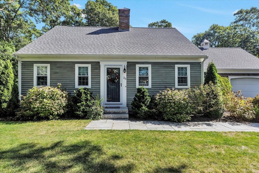 Attached, Exterior, Facade, Cape Cod