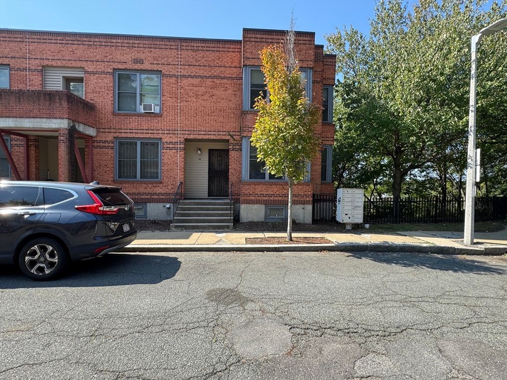 Exterior, Facade, Brick Facade, Rowhouse