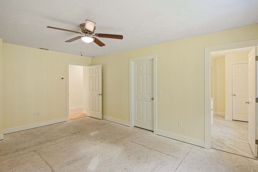 Empty room, Interior