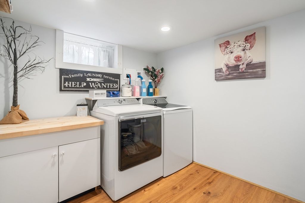 Interior, Recessed Lighting, Washer, Wood Texture Flooring