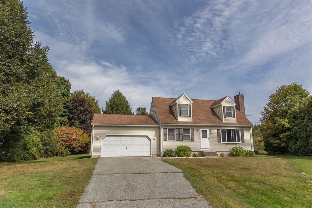 Attached, Exterior, Facade, Cape Cod