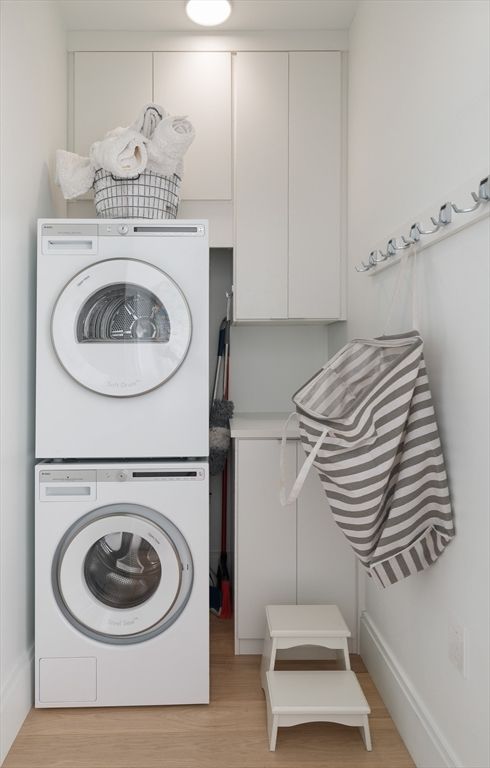 Interior, Utility Closets, Washer, Wood Texture Flooring