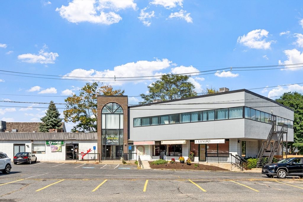 Exterior, Facade, Modern