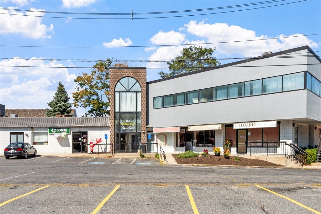 Exterior, Facade, Modern