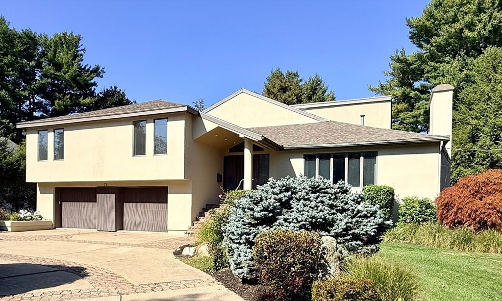 Attached, Exterior, Facade, Split Level