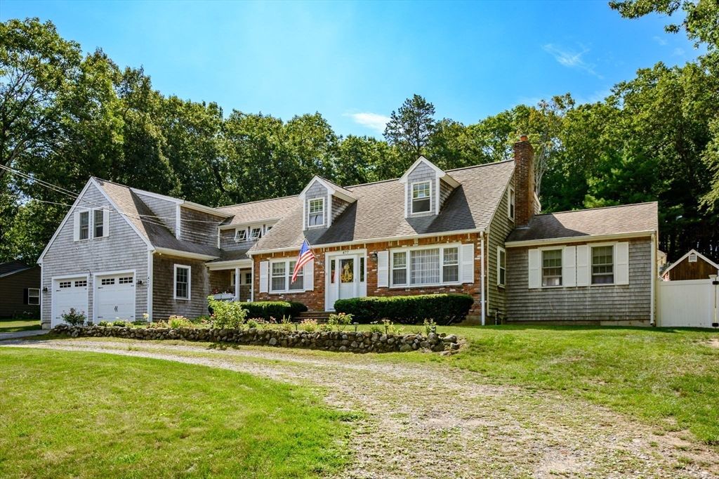 Attached, Exterior, Facade, Cape Cod