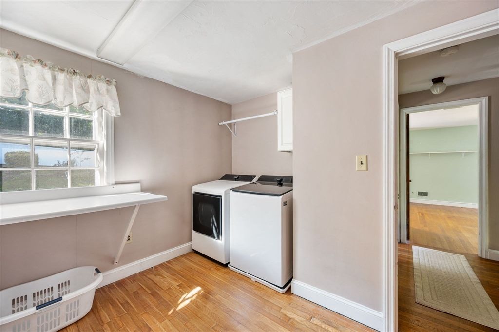 Interior, Washer, Wood Texture Flooring