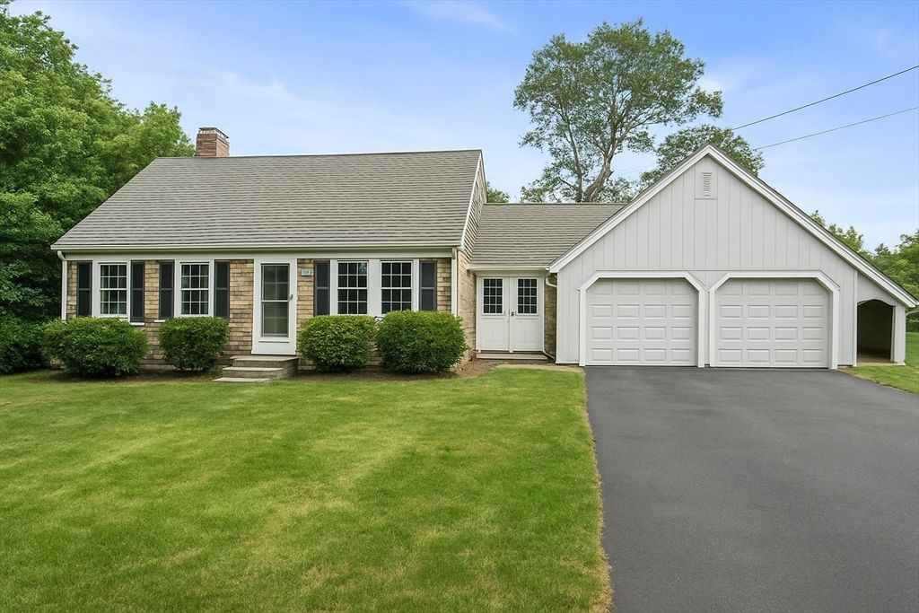 Attached, Exterior, Facade, Ranch