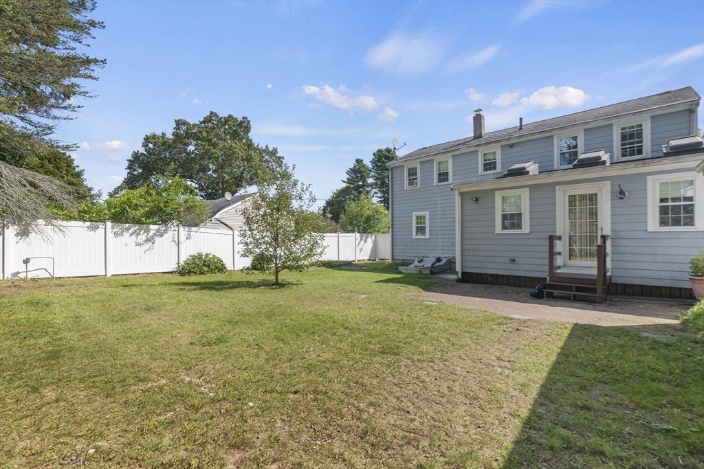 Exterior, Facade, Split Level