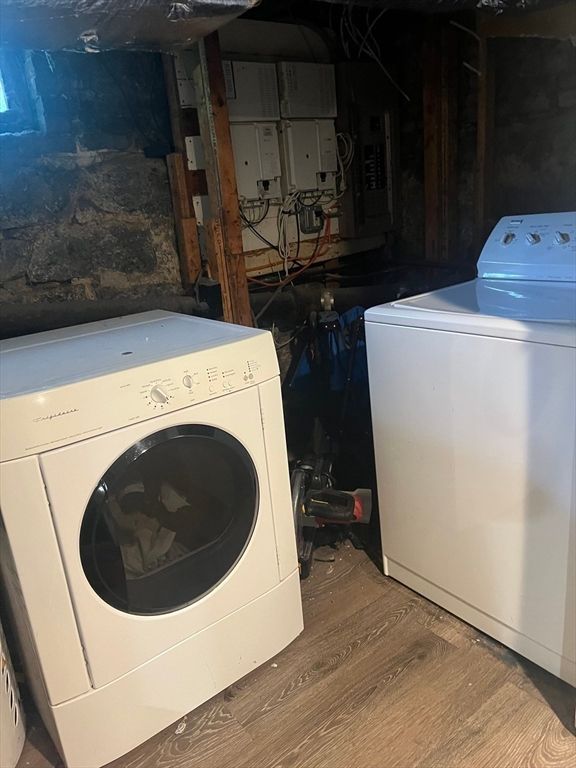 Interior, Utility Closets, Washer, Wood Texture Flooring