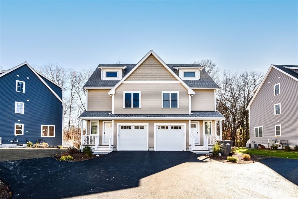 Attached, Exterior, Facade, Farmhouse