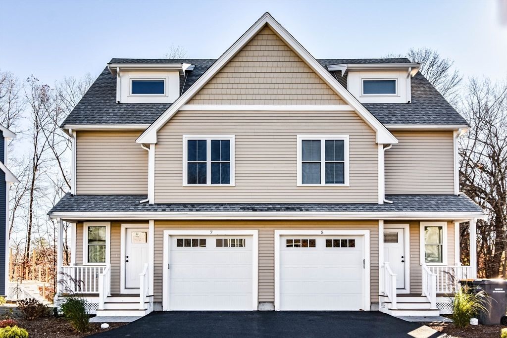 Attached, Exterior, Facade, Farmhouse