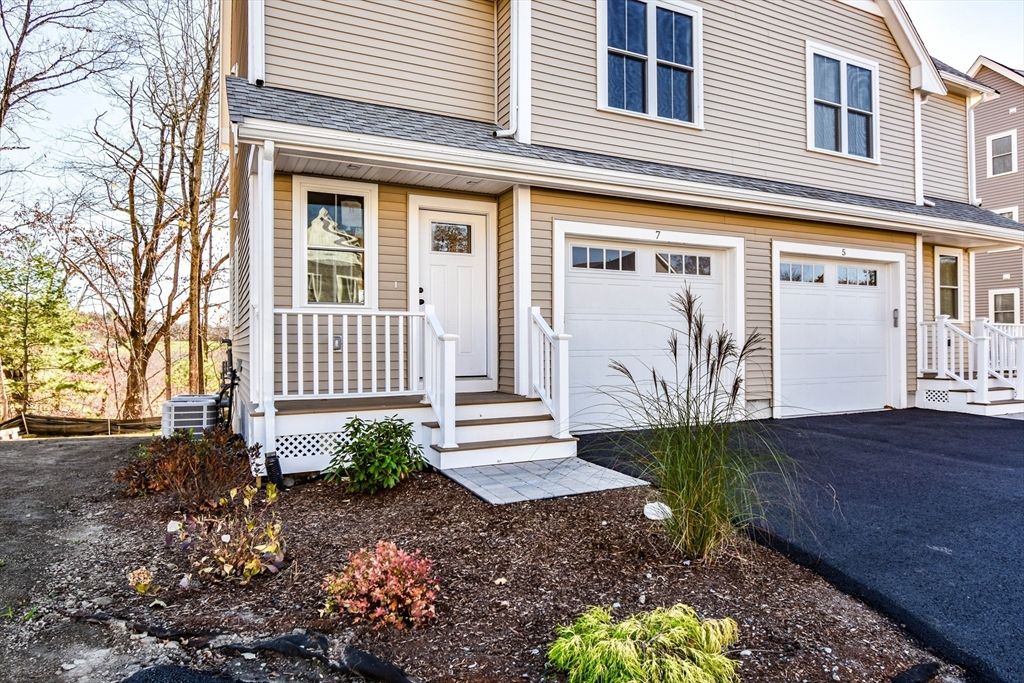 Attached, Exterior, Facade, Cape Cod